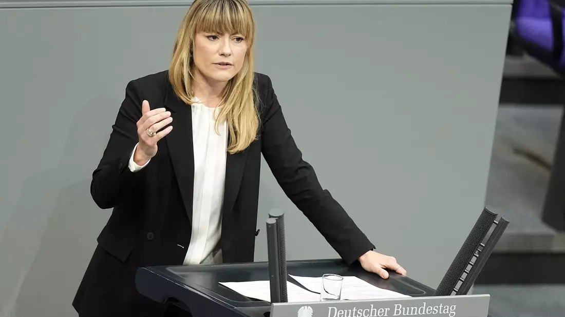Die fluchtpolitische Sprecherin der Linksfraktion im Bundestag, Clara Bünger, findet, die Bundesregierung sei stark auf Abschiebungen fixiert. (Archivfoto) - Bild: Michael Kappeler/dpa