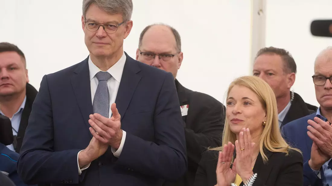 Pallas Berufung an die Konzernspitze war Teil der neuen Bahnstrategie von Bundesverkehrsminister Patrick Schnieder (CDU, l.). (Archivbild) - Bild: Thomas Frey/dpa