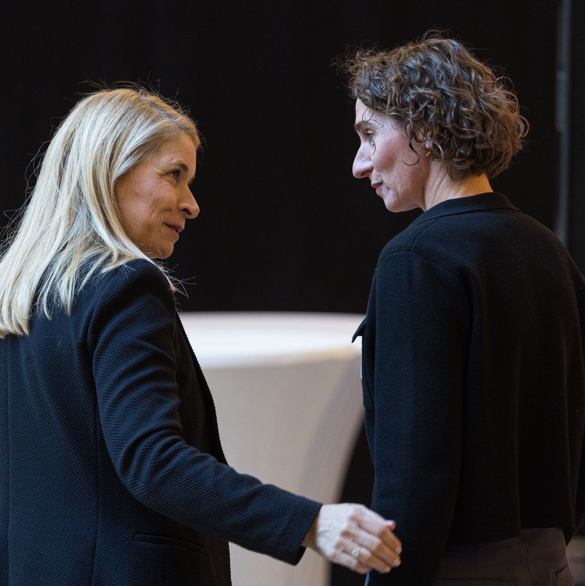 Verstehen sich gut: Bahnchefin Palla (l.) und die stellvertretende EVG-Vorsitzende Cosima Ingenschay. (Archivbild) - Foto: Hannes P. Albert/dpa