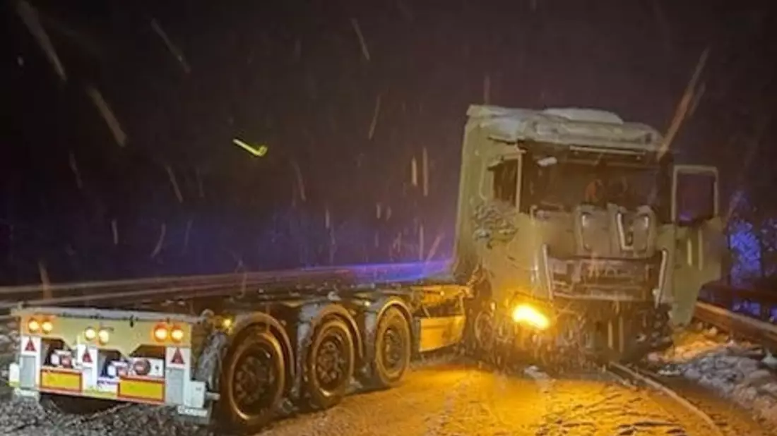 POL-CUX: LKW verunfallt auf der BAB27 zwischen den Anschlussstellen Hagen und Stotel - Fahrzeugführerin leicht verletzt - Aktuell Vollsperrung der Fahrbahn in Richtung Cuxhaven (Foto im Anhang) - Bild: presseportal.de
