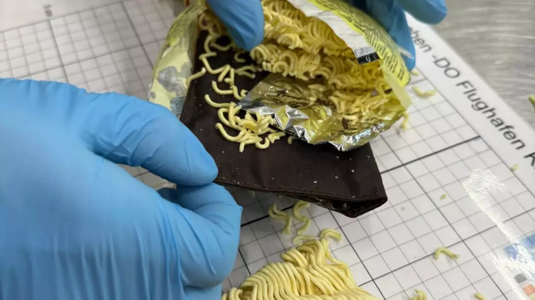 HZA-M: Zoll entdeckt Goldschmuck, versteckt in Instant Nudeln - Bild: presseportal.de