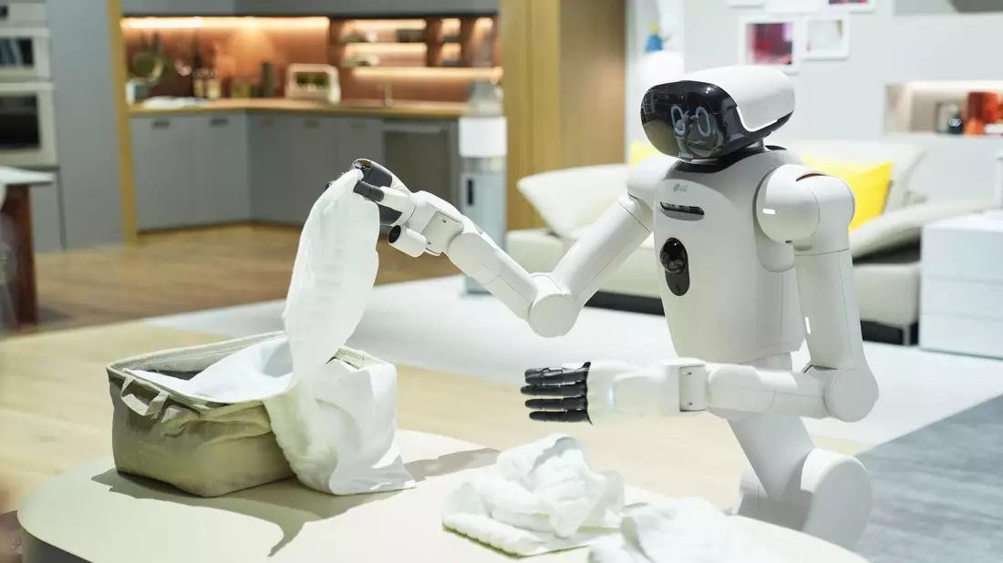LG zeigte auf der CES einen humanoiden Roboter, der mit Hilfe von KI die getrocknete Wäsche ordentlich faltet.  - Bild: Abbie Parr/AP/dpa