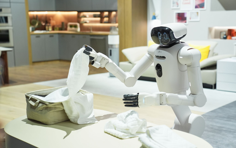 LG zeigte auf der CES einen humanoiden Roboter, der mit Hilfe von KI die getrocknete Wäsche ordentlich faltet.  - Foto: Abbie Parr/AP/dpa