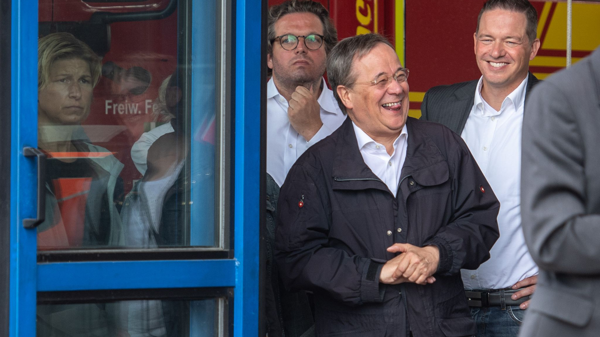 Der Laschet-Moment. Der damalige Unionskanzlerkandidat Armin Laschet (CDU) lachte nach der Ahrtal-Katastrophe bei einem Besuch der Region im Juli 2021, während Bundespräsident Frank-Walter Steinmeier sich zu dem Unglück äußerte. (Archivbild) - Foto: Marius Becker/dpa