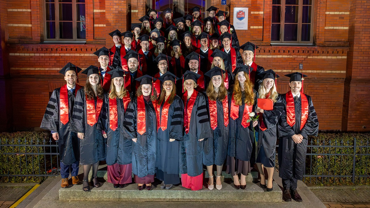 Abschluss des Pionierjahrgangs Medizin: Helios und IRO Group transformieren universitäre Ausbildung - Foto: presseportal.de