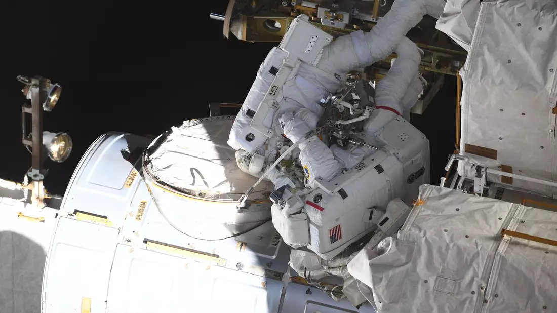 Matthias Maurer (oben), deutscher ESA-Astronaut, und Raja Chari, US-amerikanischer NASA-Astronaut, arbeiteten 2022 während eines Außeneinsatzes an der Raumstation ISS.  (Symbolbild) - Bild: NASA/ESA/dpa
