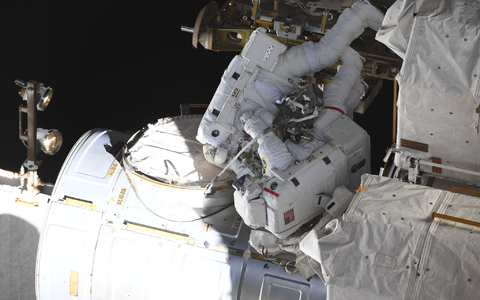 Matthias Maurer (oben), deutscher ESA-Astronaut, und Raja Chari, US-amerikanischer NASA-Astronaut, arbeiteten 2022 während eines Außeneinsatzes an der Raumstation ISS.  (Symbolbild) - Foto: NASA/ESA/dpa