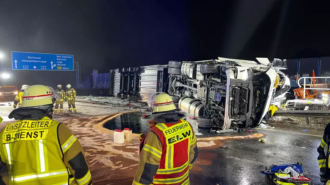 FF Bad Salzuflen: Kühl-Lkw bleibt auf Mittelleitplanke liegen / Feuerwehr Bad Salzuflen ist mit 30 Kräften über Stunden auf der A2 im Einsatz - Bild: presseportal.de