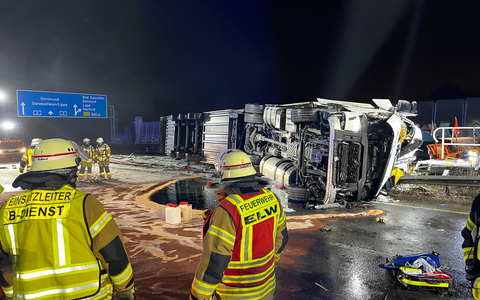 FF Bad Salzuflen: Kühl-Lkw bleibt auf Mittelleitplanke liegen / Feuerwehr Bad Salzuflen ist mit 30 Kräften über Stunden auf der A2 im Einsatz - Foto: presseportal.de