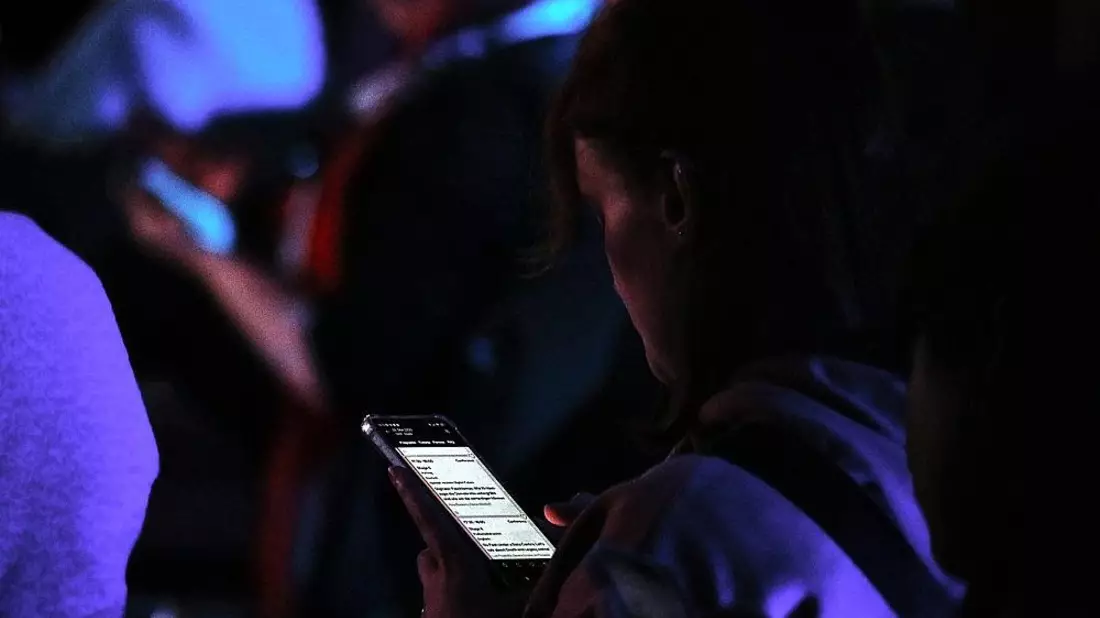 Junge Frau mit Smartphone (Archiv) - Bild: via dts Nachrichtenagentur