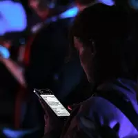 Junge Frau mit Smartphone (Archiv) - Foto: via dts Nachrichtenagentur