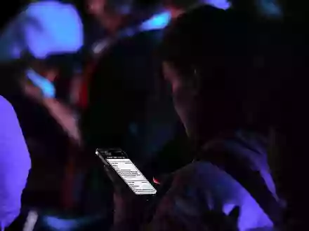 Junge Frau mit Smartphone (Archiv) - Foto: via dts Nachrichtenagentur