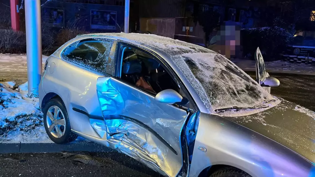 POL-HA: Durchgezogene Linie beim Abbiegen ignoriert - Zusammenstoß mit Gegenverkehr - Bild: presseportal.de