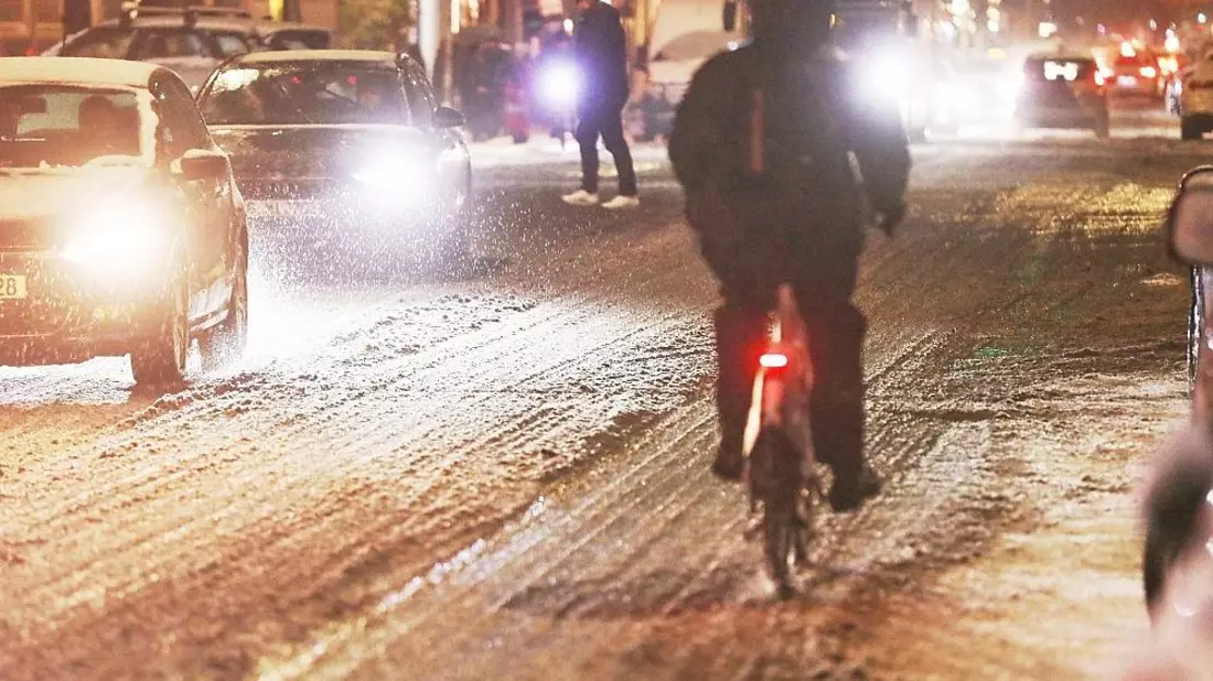 Straßenverkehr unter winterlichen Bedingungen in Berlin (Archiv) - Bild: via dts Nachrichtenagentur
