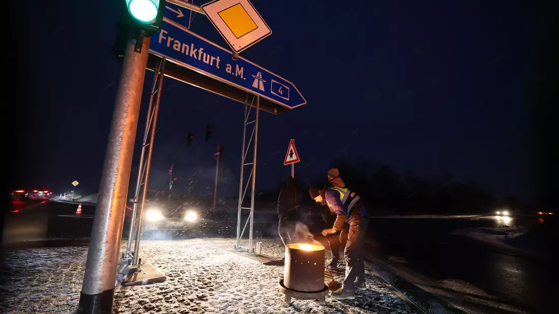 In mehreren Bundesländern gab es Bauern-Proteste an Autobahnen. - Bild: Bodo Schackow/dpa