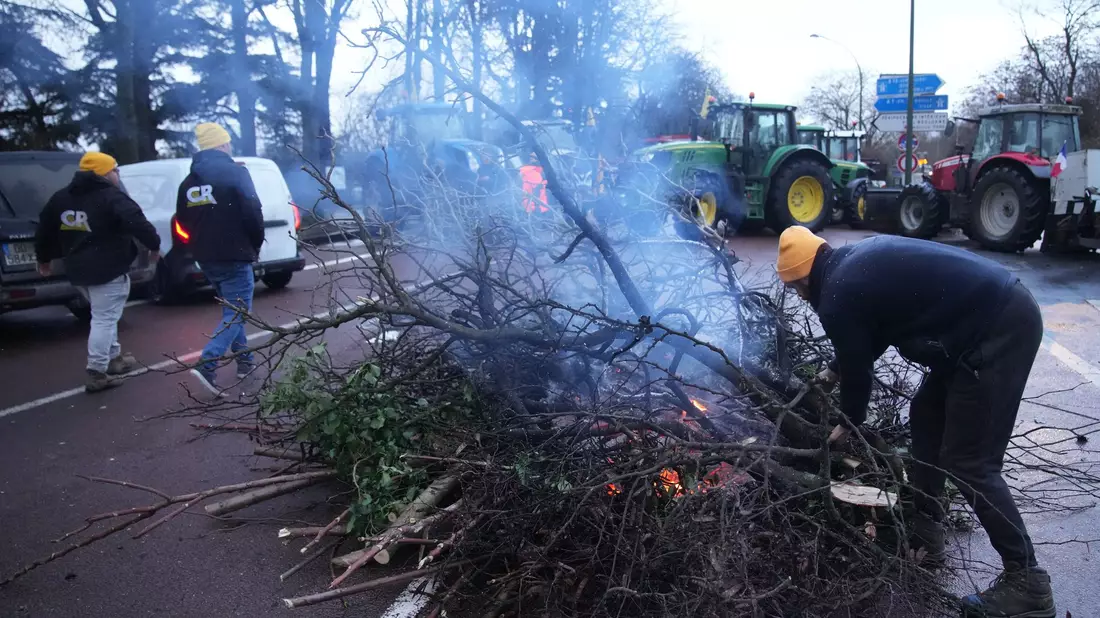 Auch Zufahrtsstraßen nach Paris wurden blockiert. - Bild: Christophe Ena/AP/dpa