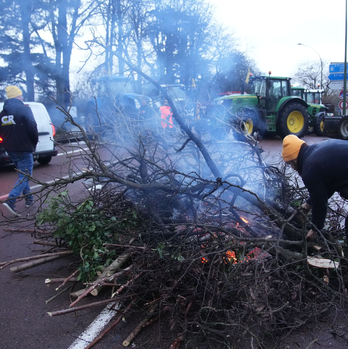Auch Zufahrtsstraßen nach Paris wurden blockiert. - Foto: Christophe Ena/AP/dpa