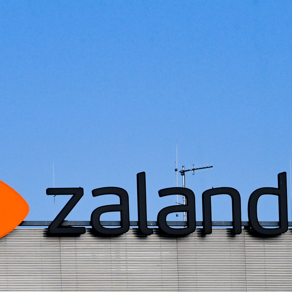 2.700 Menschen in Erfurt bangen um ihre Jobs: Zalando schließt sein einziges großes Logistikzentrum im Osten. (Symbolbild) - Foto: Jens Kalaene/dpa-Zentralbild/dpa