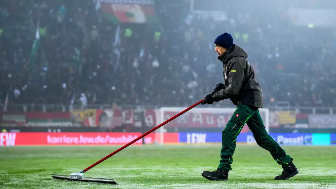 Schnee schippen ist angesagt: Die Fußball-Bundesliga vor dem Start. (Archivbild)  - Bild: Tom Weller/dpa