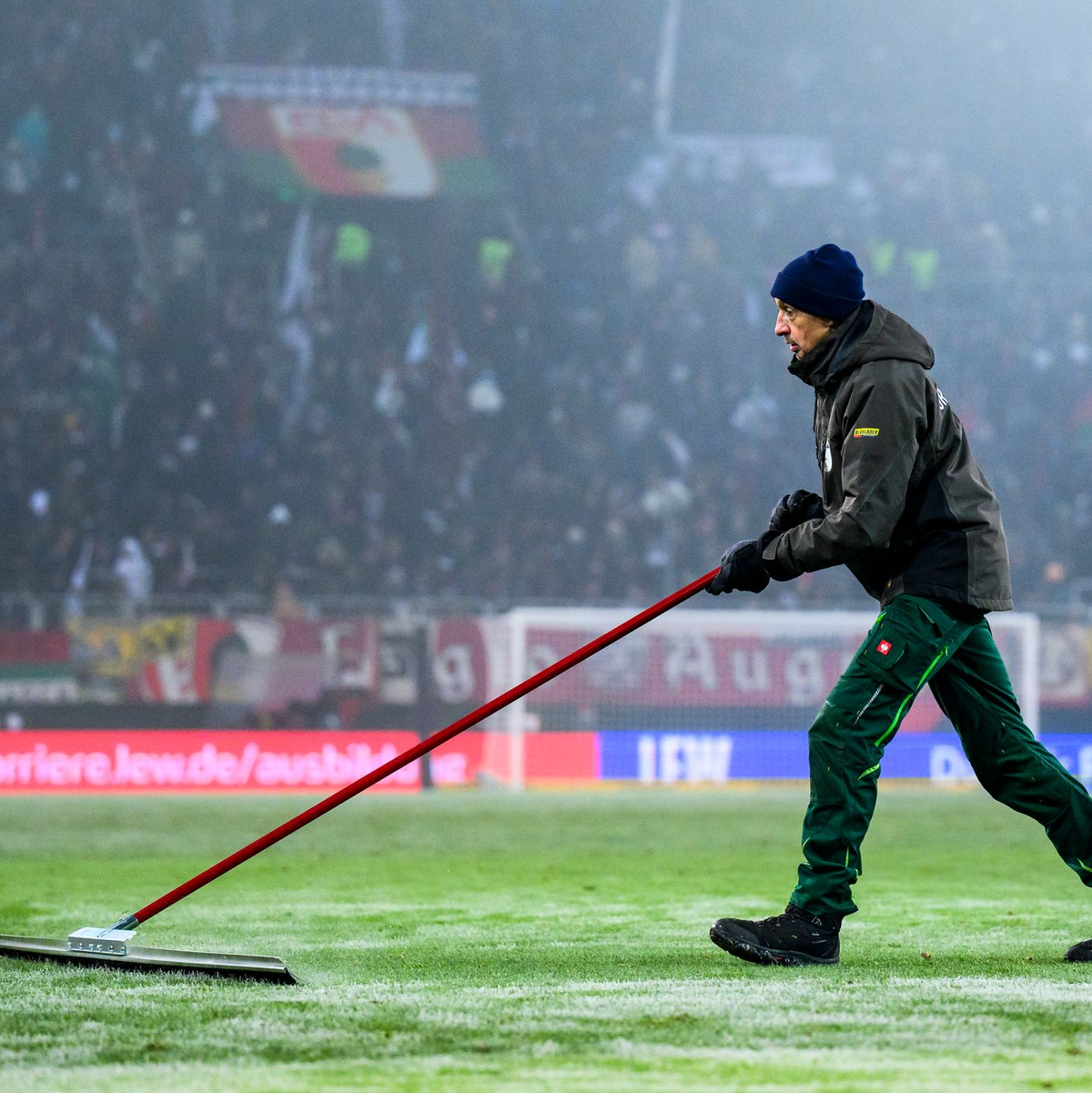 Schnee schippen ist angesagt: Die Fußball-Bundesliga vor dem Start. (Archivbild)  - Foto: Tom Weller/dpa