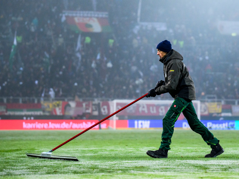 Schnee schippen ist angesagt: Die Fußball-Bundesliga vor dem Start. (Archivbild)  - Foto: Tom Weller/dpa