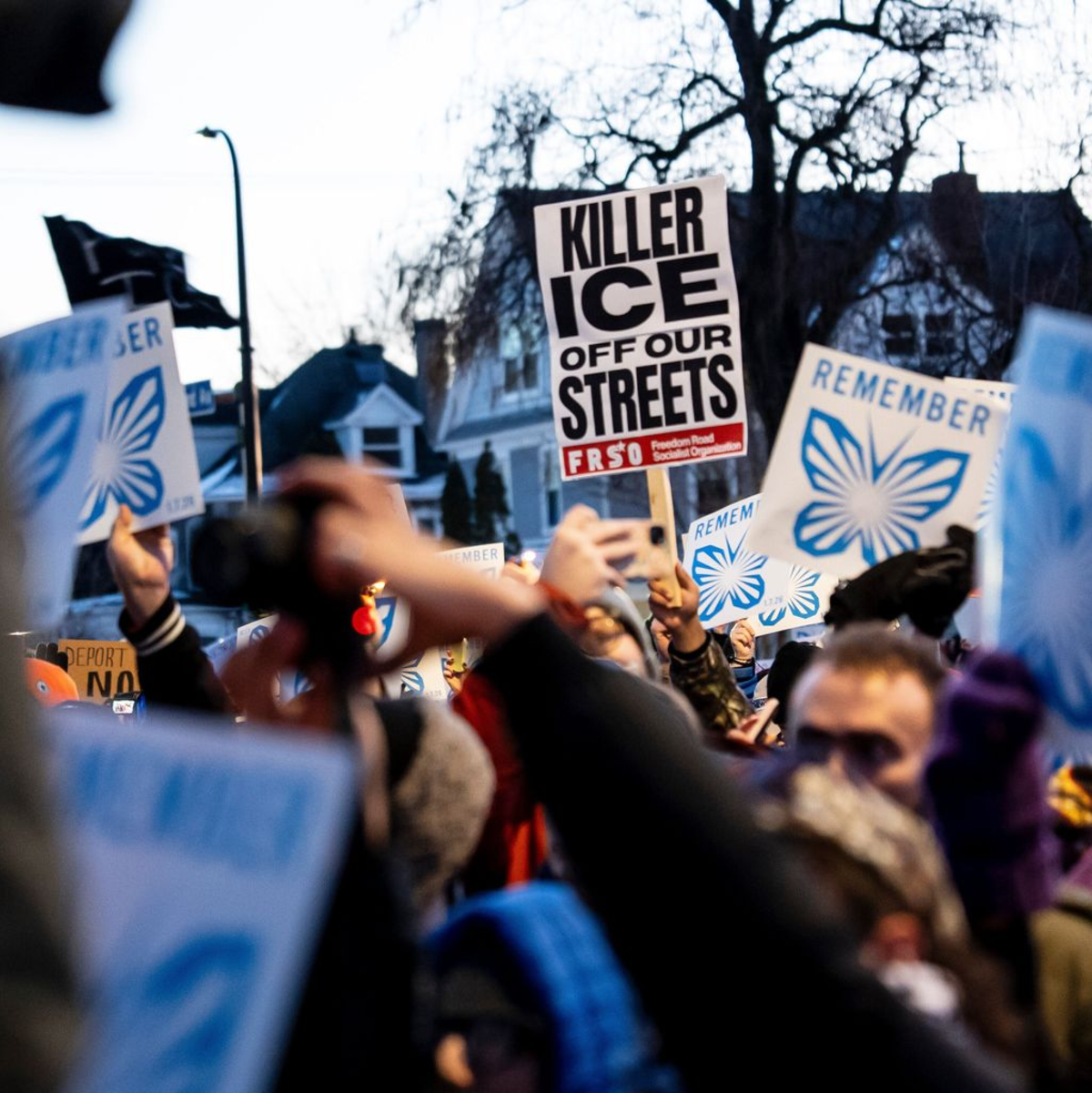 Menschen protestieren nach dem Vorfall in Minneapolis.  - Foto: Christopher Katsarov/The Canadian Press/AP/dpa