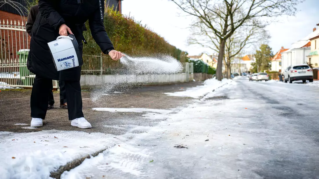 Wenn es glatt ist, hilft nur eins - streuen mit Taumitteln, entweder mit oder ohne Salz. - Bild: Sina Schuldt/dpa
