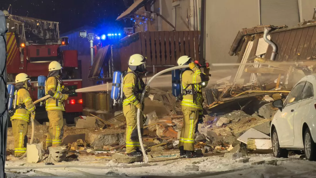 Zahlreiche Rettungskräfte eilten zum Unfallort. - Bild: Jannik Nölke/dpa
