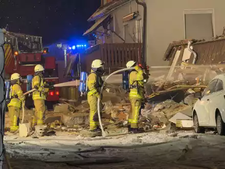 Zahlreiche Rettungskräfte eilten zum Unfallort. - Foto: Jannik Nölke/dpa