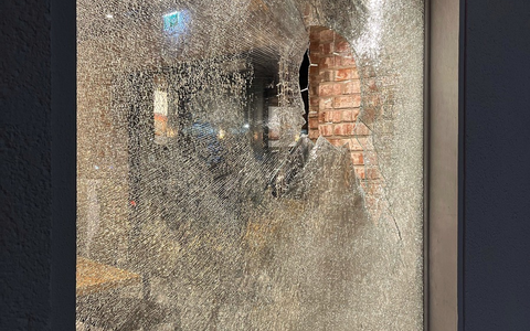 POL-MI: Unbekannte werfen Schaufensterscheiben ein - Foto: presseportal.de