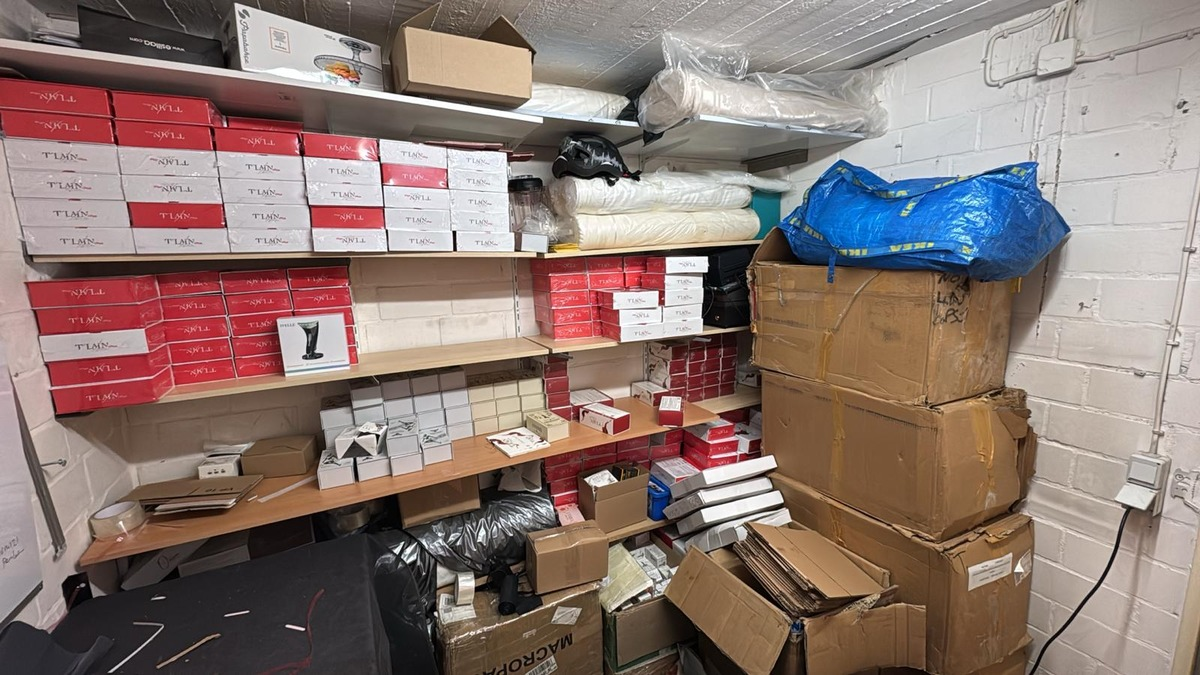 ZOLL-HH: Zoll stellt tonnenweise illegale Abnehmprodukte und geschmuggelte Kosmetika bei umfangreichen Durchsuchungen sicher und nimmt mutmaßliche Händlerin fest - Foto: presseportal.de