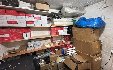 ZOLL-HH: Zoll stellt tonnenweise illegale Abnehmprodukte und geschmuggelte Kosmetika bei umfangreichen Durchsuchungen sicher und nimmt mutmaßliche Händlerin fest - Foto: presseportal.de