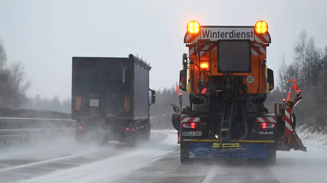 Viele Straßen sind kaum befahrbar. - Bild: David Hammersen/dpa