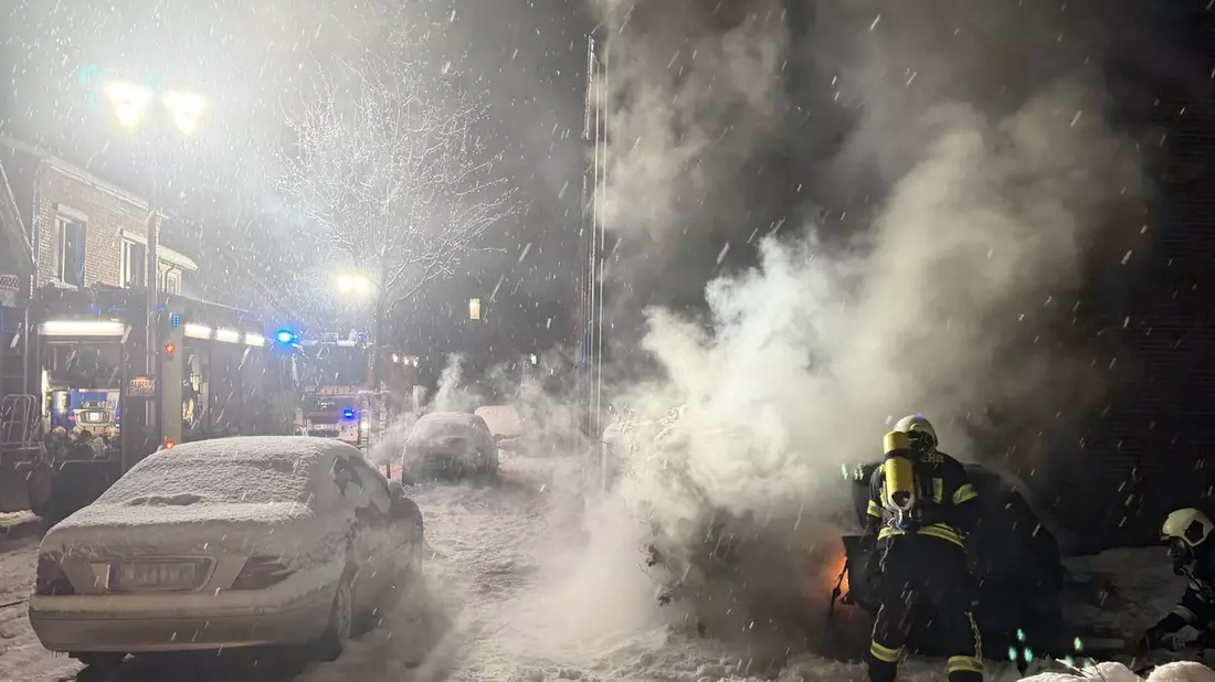 FW-AUR: Fahrzeugbrand in dichtem Schneetreiben bekämpft - Bild: presseportal.de