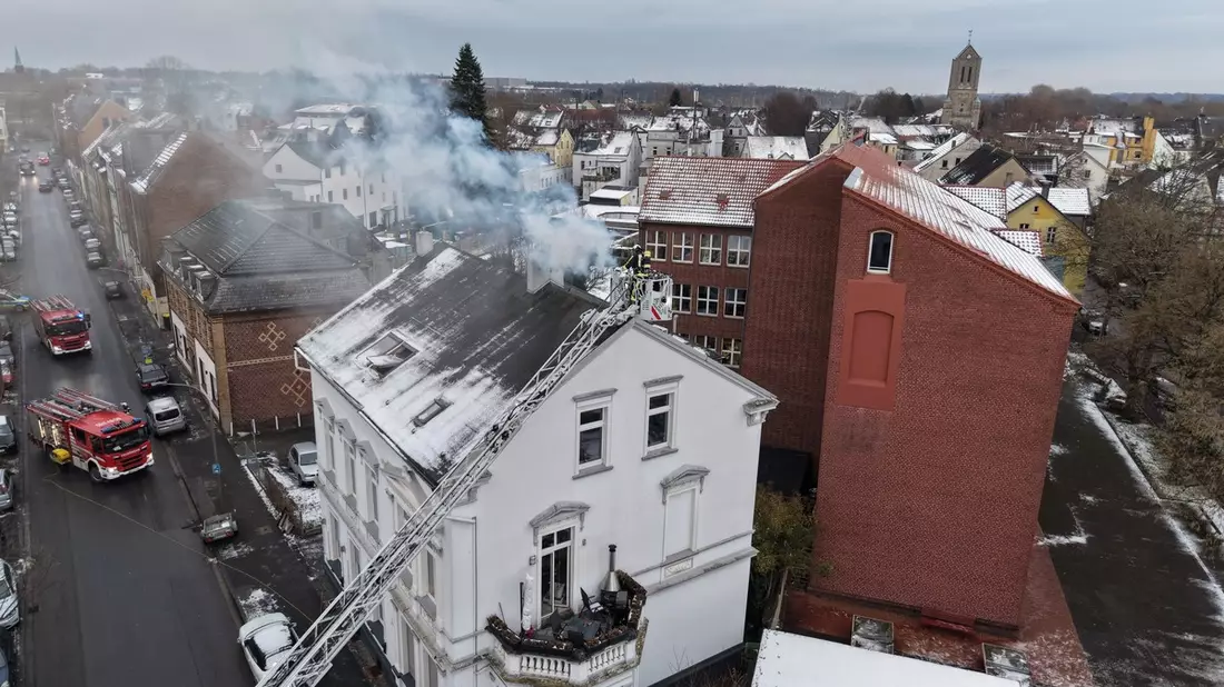 FW-BO: Kaminbrand in Bochum-Langendreer - Drohneneinsatz unterstützt Löscharbeiten - Bild: presseportal.de