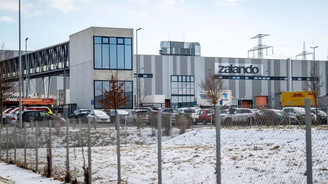 Zalando will in Erfurt den Stecker ziehen – Tausende Jobs wackeln, Politik und Beschäftigte fühlen sich überrumpelt.  - Bild: Jacob Schröter/dpa