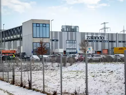 Zalando will in Erfurt den Stecker ziehen – Tausende Jobs wackeln, Politik und Beschäftigte fühlen sich überrumpelt. - Foto: Jacob Schröter/dpa