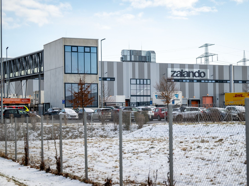 Zalando will in Erfurt den Stecker ziehen – Tausende Jobs wackeln, Politik und Beschäftigte fühlen sich überrumpelt.  - Foto: Jacob Schröter/dpa