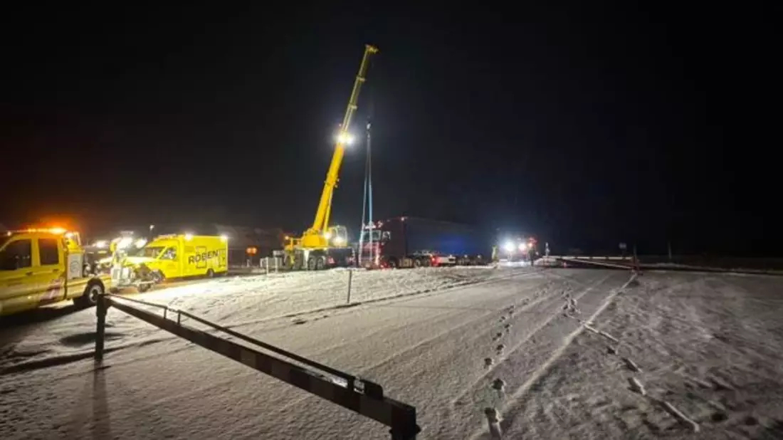 POL-DEL: Landkreis Wesermarsch: Erneuter Verkehrsunfall am Kreisverkehr Bundesstraße 211 und Strückhauser Straße +++ LKW blockiert Bundesstraße 211 in Richtung Brake - Bild: presseportal.de