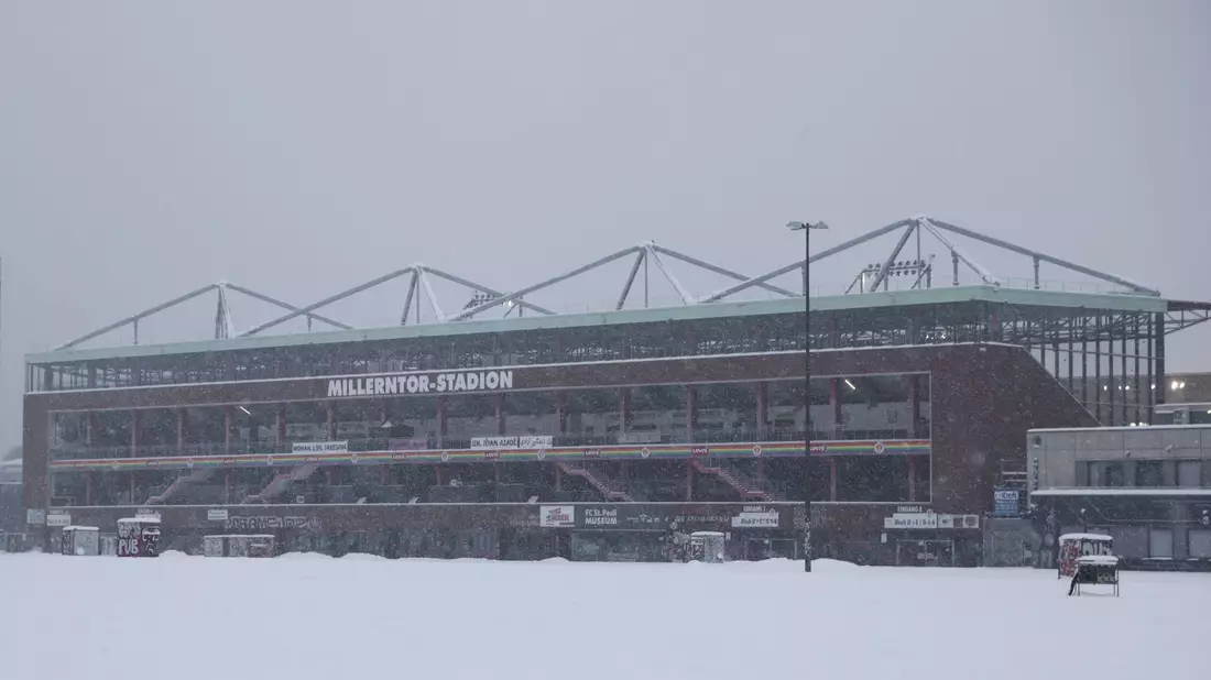 Winter pur in Hamburg: Kein Spiel möglich im Millerntor-Stadion.  - Bild: Christian Charisius/dpa