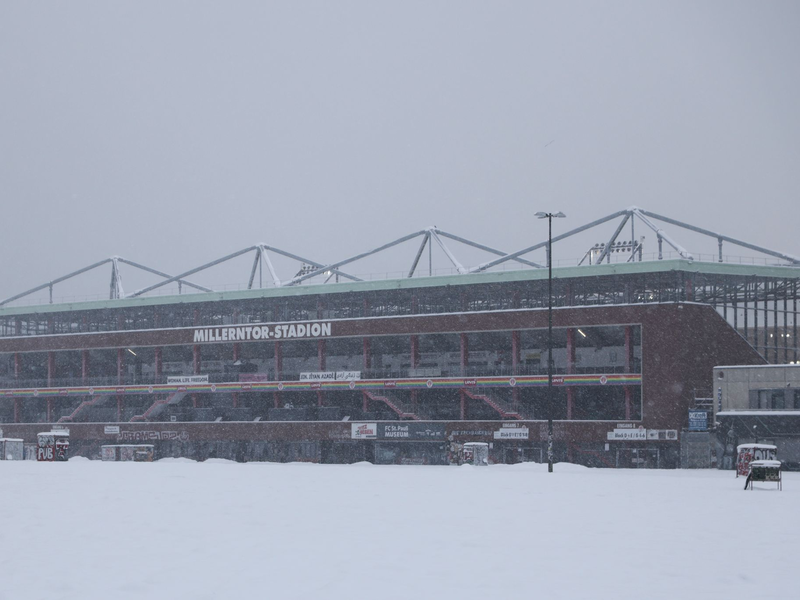 Winter pur in Hamburg: Kein Spiel möglich im Millerntor-Stadion.  - Foto: Christian Charisius/dpa