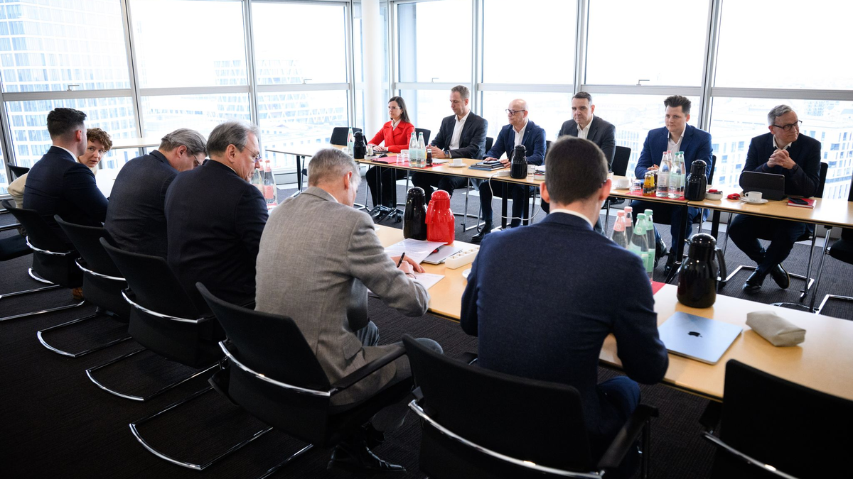 Ein erstes Angebot der Arbeitgeberseite werde es am ersten Verhandlungstag nicht geben, betonte Bahn-Personalvorstand Martin Seiler vorher. - Foto: Bernd von Jutrczenka/dpa