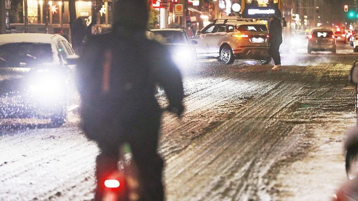 Straßenverkehr unter winterlichen Bedingungen in Berlin (Archiv) - Foto: via dts Nachrichtenagentur