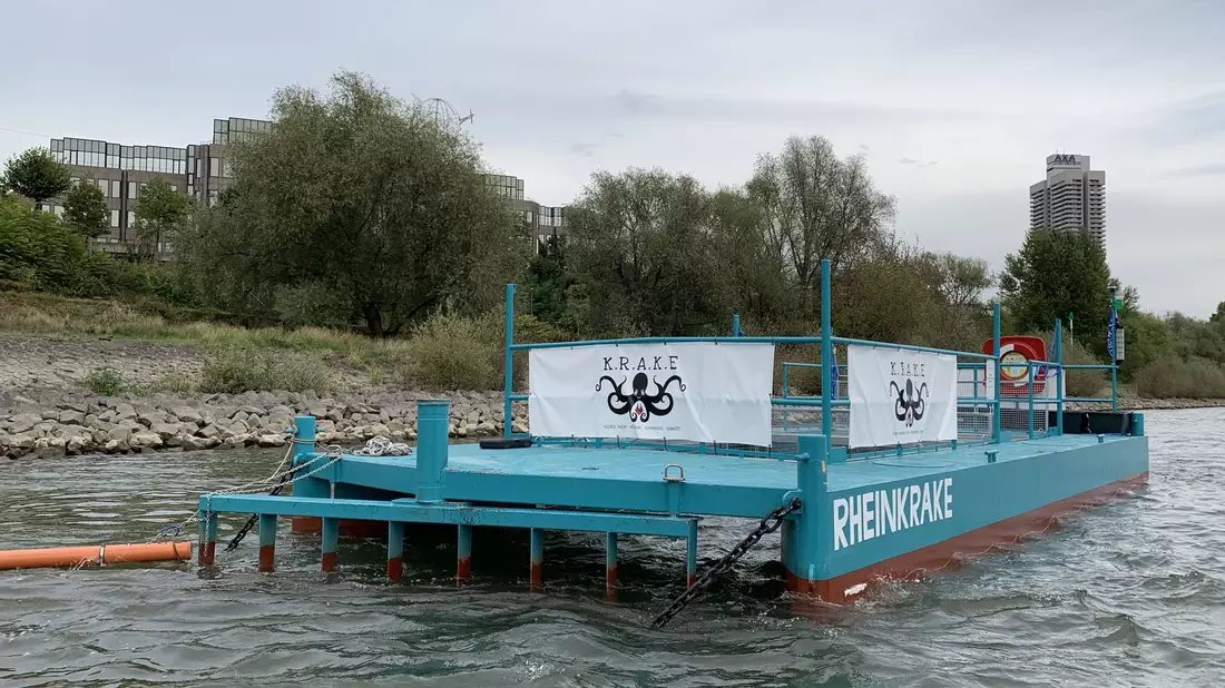 Die Müllfalle – genannt Rheinkrake – schwimmt an ihrer Position auf dem Rhein in Köln. (Archivbild) - Bild: Leandra Hamann/Universität Bonn/dpa