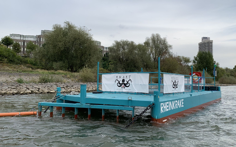 Die Müllfalle – genannt Rheinkrake – schwimmt an ihrer Position auf dem Rhein in Köln. (Archivbild) - Foto: Leandra Hamann/Universität Bonn/dpa