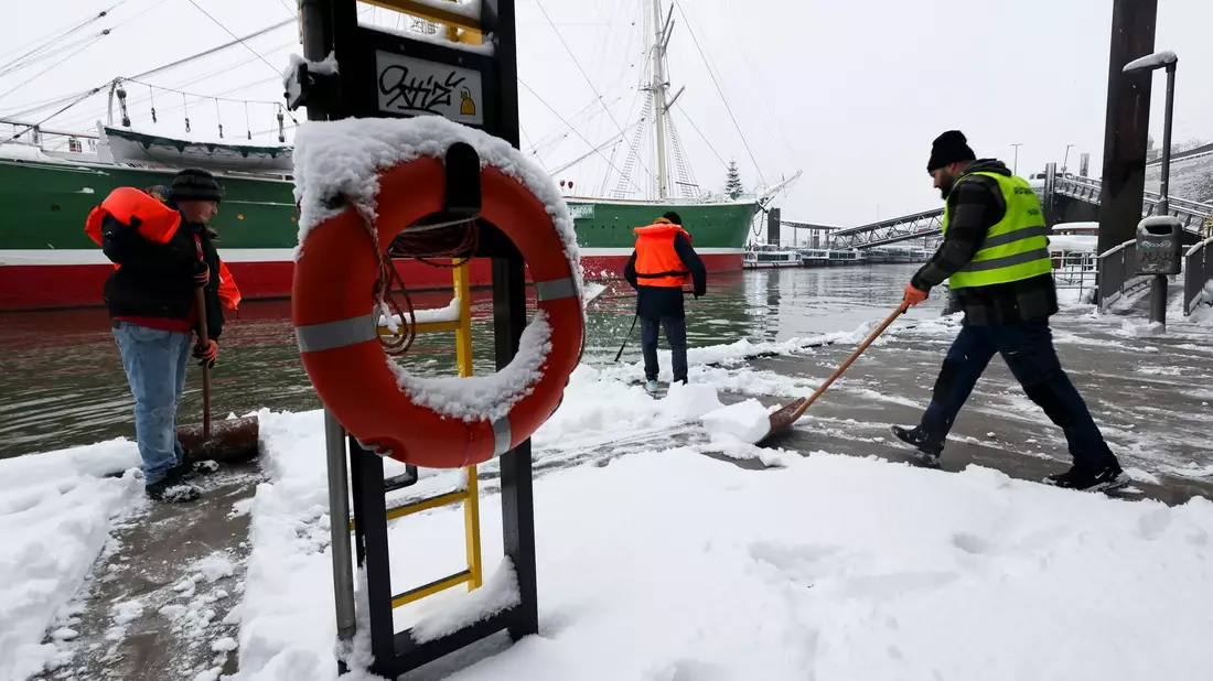 Im Norden können regional bis zu 20 Zentimeter Neuschnee zusammenkommen.  - Bild: Christian Charisius/dpa