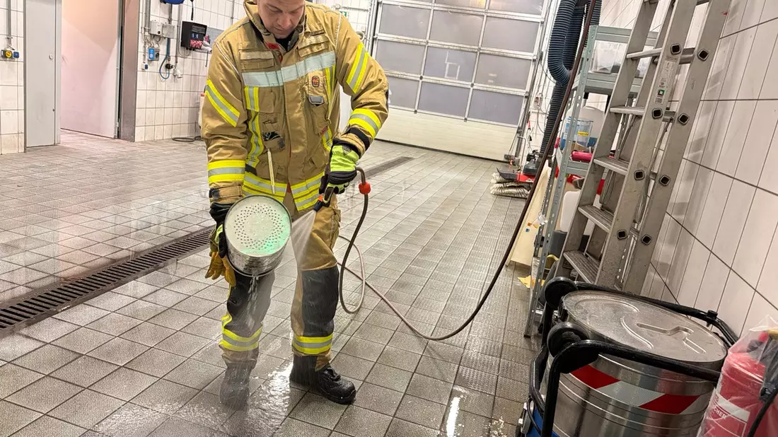 FW Weinheim: Feuerwehr beseitigt Wasserschaden in Geschäftshaus in der Bergstraße - Bild: presseportal.de