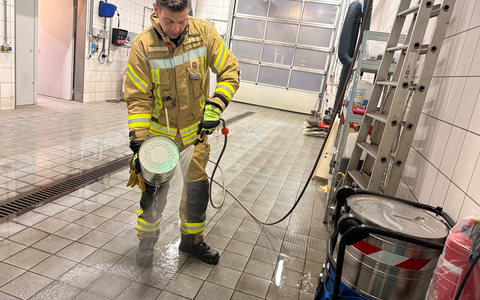FW Weinheim: Feuerwehr beseitigt Wasserschaden in Geschäftshaus in der Bergstraße - Foto: presseportal.de
