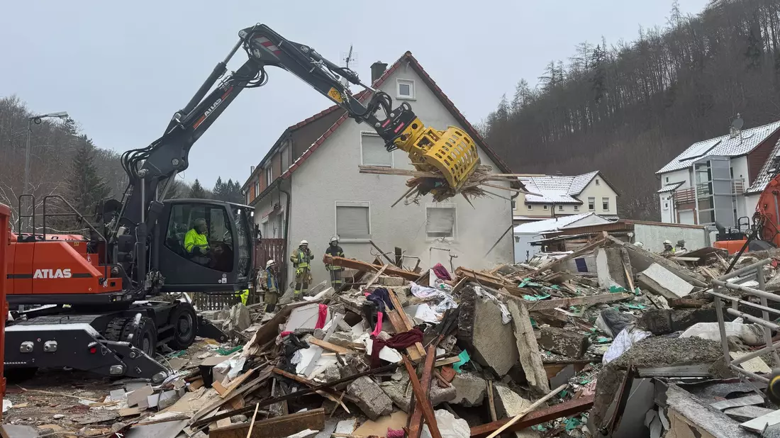 Einsatzkräfte am eingestürzten Haus in Albstadt.  - Bild: Holger Much/Stadtverwaltung Albstadt/dpa