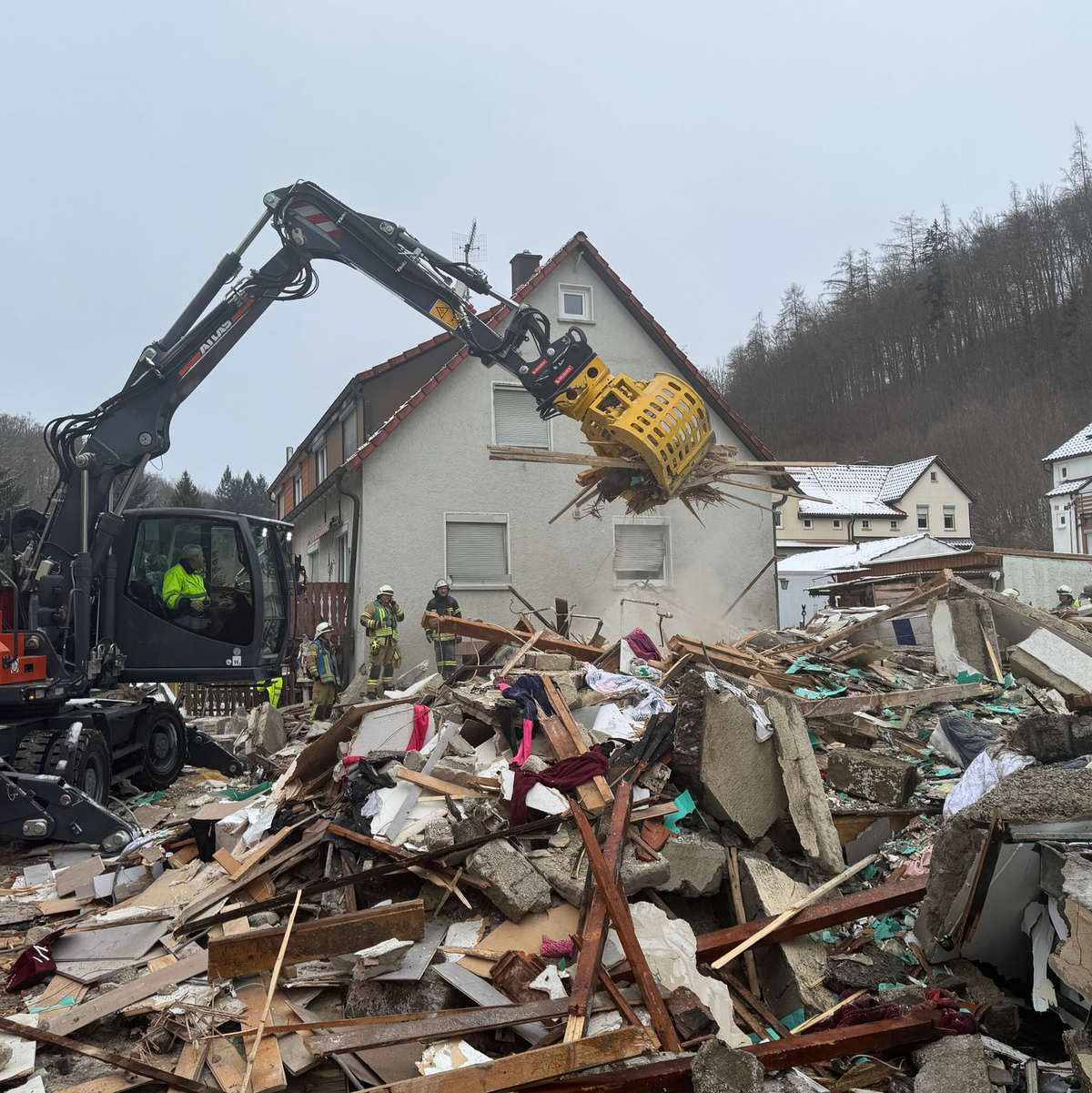 Einsatzkräfte am eingestürzten Haus in Albstadt.  - Foto: Holger Much/Stadtverwaltung Albstadt/dpa